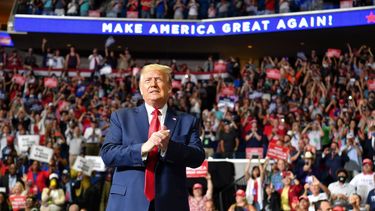 Cientos de simpatizantes acudieron temprano para la primera concentraci&oacute;n pol&iacute;tica en meses del presidente Donald Trump, en Tulsa, Oklahoma.