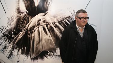 En esta foto de archivo tomada el 8 de septiembre de 2015 en París, el director artístico de la casa Couture Lanvin, el diseñador Alber Elbaz, posa durante la exposición Manifiesto dedicada a su obra.&nbsp;