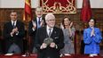 El escritor español Luis Mateo Díez posa después de recibir el Premio Miguel de Cervantes de Literatura Hispánica mientras el presidente Pedro Sánchez, el Rey Felipe VI, la Reina Letizia y la Presidenta de la Comunidad de Madrid, Isabel Díaz Ayuso, aplauden durante una ceremonia en la Universidad de Alcalá de Henares en Alcalá de Henares el 23 de abril de 2024.