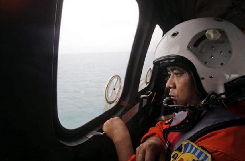 Uno de los miembros de las Fuerzas Aéreas indonesias que participó en la operación de rescate del avión de AirAsia, sobre el mar de Java. (EFE / Archivo)