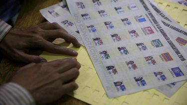 Votantes no videntes aprenden cómo votar en las elecciones del domingo.