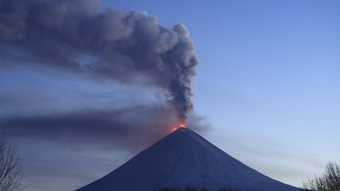 El volcán Klyuchevskoy, uno de los volcanes activos más altos del mundo, hace erupción en la península de Kamchatka, en el nordeste de Rusia, el domingo 29 de octubre de 2023. 
