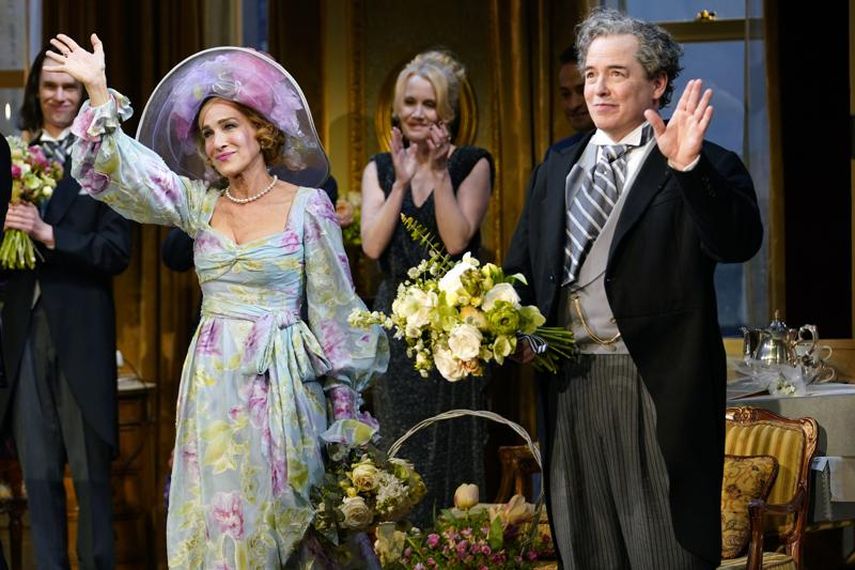 Sarah Jessica Parker y Matthew Broderick reciben el aplauso del público tras la función de estreno de Plaza Suite de Neil Simon en Broadway en tel Teatro Hudson el 28 de marzo de 2022, en Nueva York.&nbsp;