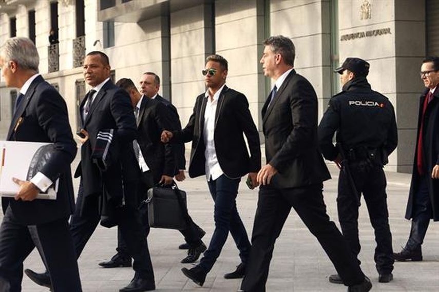 Neymar da Silva (centro) y su padre, Neymar Sr. (segundo en la izquierda), a su llegada al Juzgado Central de la Audiencia Nacional para declarar por presunta estafa en su fichaje por el Barcelona desde el Santos. (EFE)