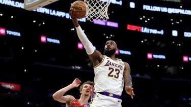 LeBron James, de los Lakers de Los Ángeles, se estira para encestar el balón en un partido contra los Bulls de Chicago, el 22 de marzo de 2025.