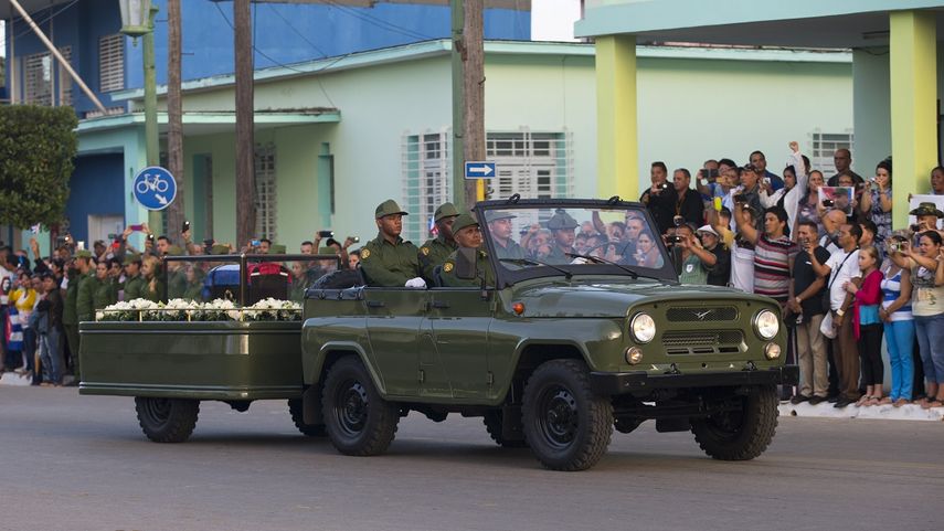 La caravana con la urna y las cenizas del fallecido dictador Fidel Castro recorre la ciudad de Camagüey este viernes 2 de diciembre de 2016.