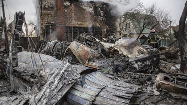 Un bombero ucraniano camina entre los restos de un avión derribado, en Kiev, Ucrania, el 25 de febrero de 2022.&nbsp;