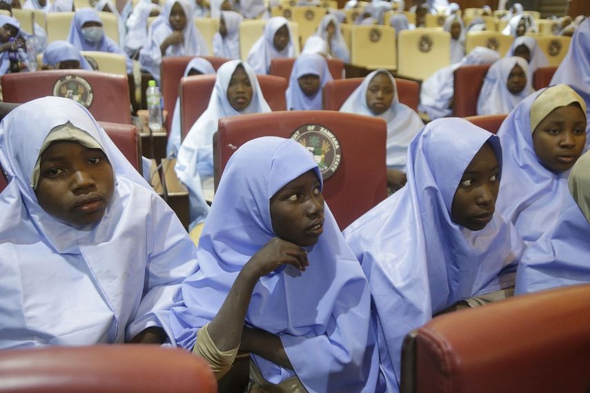 Alumnas que fueron secuestradas la semana pasada por hombres armados de una escuela secundaria en Jangebe, tras ser liberadas, en un acto con el gobernador estatal Bello Matawalle, en Gusau, en el norte de Nigeria, el martes 2 de marzo de 2021.&nbsp;