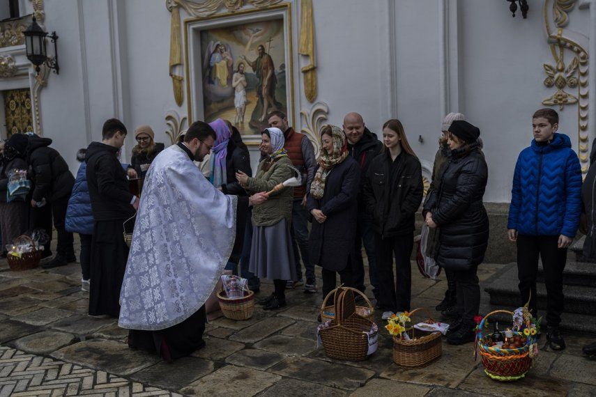 Fieles cristianos ortodoxos llevan sus canastas tradicionales de Pascua para que sean bendecidas, el domingo de Pascua en el recinto monástico de Pechersk Lavra el domingo 16 de abril de 2023.&nbsp;