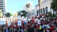 Miles de maestros se congregaron en el centro de Los Ángeles para demandar mejores condiciones en las escuelas y un nuevo contrato.