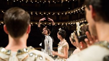 Lourdes López dirige a los bailarines del Miami City Ballet en la pieza Jewels.