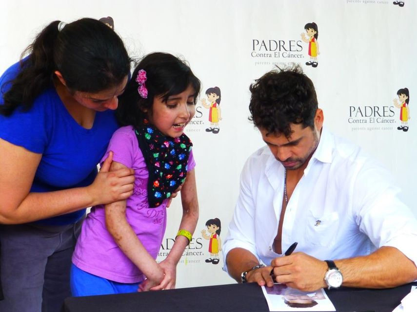 Pedro Moreno firma un autógrafo a la pequela Alejandra Melgar (Cortesía)