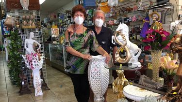  Elvira Morgillo de Del Vecchio y Donatangelo Del Vecchio atiende su negocio El Jarrón de oro de Kendal con el entusiasmo que los ha acompañado hasta en los peores momentos. 