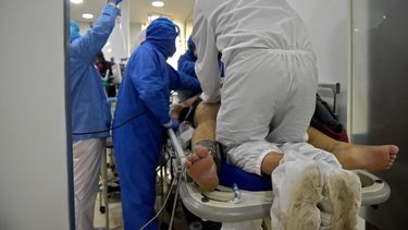Los trabajadores de salud intuban a un paciente con COVID-19 que lleg&oacute; a la sala de emergencias, a la unidad de cuidados intensivos (UCI) del centro m&eacute;dico de San Luis en Soacha, departamento de Cundinamarca, Colombia.
