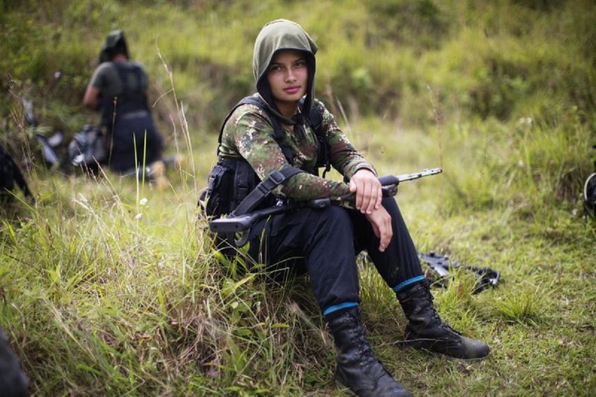 En esta foto de archivo del 6 de enero de 2016, Juliana, una guerrillera de 20 años del Frente 36 de las Fuerzas Armadas Revolucionarias de Colombia (FARC), descansa después de una caminata en las montañas del estado de Antioquia,