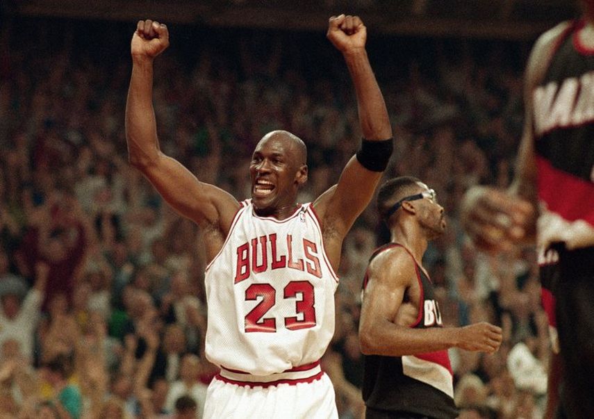En esta foto del 14 de junio de 1992, Michael Jordan celebra la victoria de sus Bulls de Chicago ante los Trail Blazers de Portland en la serie final de la NBA.