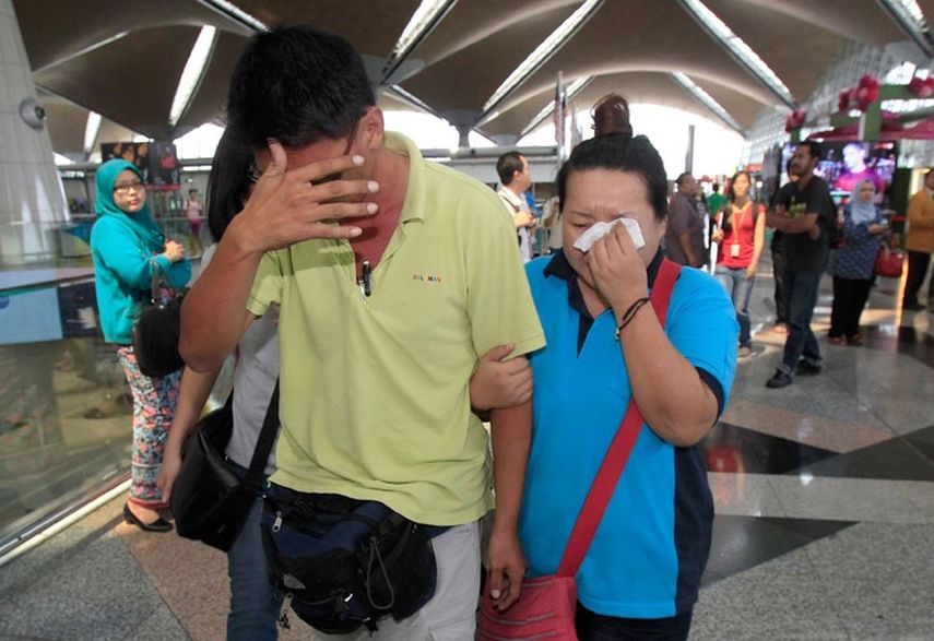 En la imagen el impactó entre los familiares en el aeropuerto de Beijing ante la noticia de la desaparición del