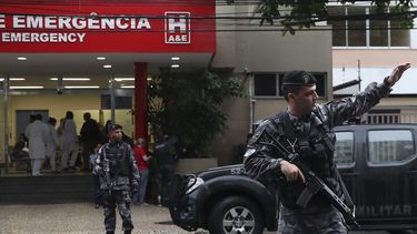 Miembros de la Policía custodian la entrada del hospital Miguel Couto en la ciudad de Río de Janeiro, Brasil, el lunes 23 de octubre de 2017, a donde fue trasladado el cuerpo de la turista española María Esperanza Jiménez Ruiz, quien murió por disparos de la policía contra el vehículo en que viajaba.
