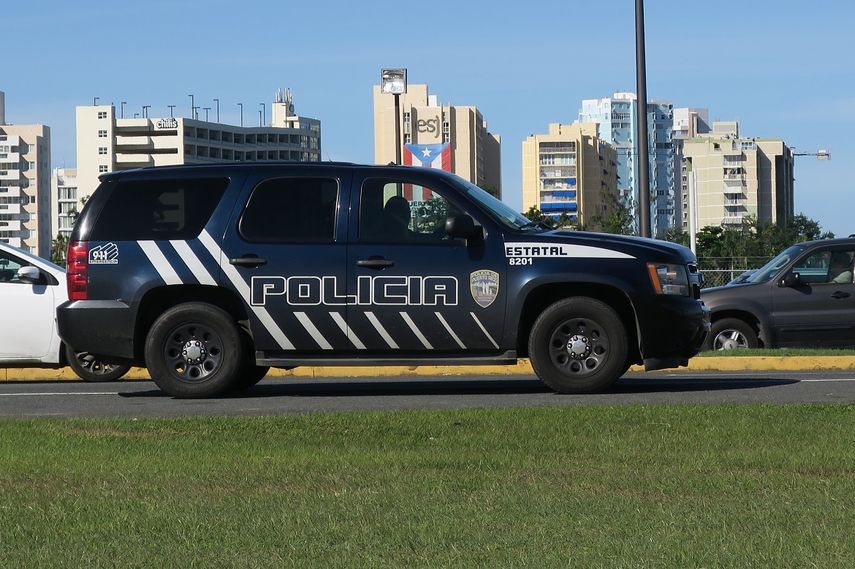 Fotografía de archivo de una patrulla de la Policía de Puerto Rico en las inmediaciones del Aeropuerto Internacional Luis Muñoz Marín, en San Juan.