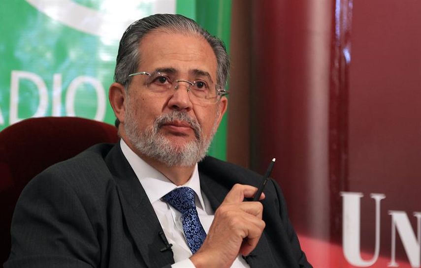 El director del diario El Nacional de Venezuela, Miguel Henrique Otero, participa en la sesión inaugural de la Maestría en Periodismo de la Universidad del Rosario. (EFE)