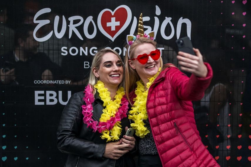 Los aficionados posan para selfis antes de la gran final del Festival de la Canción de Eurovisión 2025, en el estadio St. Jakobshalle de Basilea.