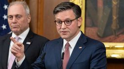 El presidente de la Cámara de Representantes Mike Johnson habla a medios de prensa en el Capitolio. El presidente de la Cámara de Representantes Mike Johnson habla a medios de prensa en el Capitolio.