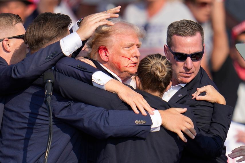 El candidato presidencial republicano y expresidente Donald Trump es ayudado a bajar del escenario en un evento de campaña en Butler, Pensilvania, el sábado 13 de julio de 2024.&nbsp;