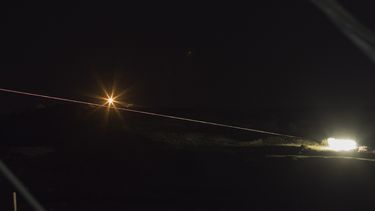 Fotografía de larga exposición que muestra misiles desplegados por la artillería israelí hacia objetivos militares sirios en la madrugada del jueves 10 de mayo de 2018, en los Altos del Golán, junto a la frontera sirio-israelí.
