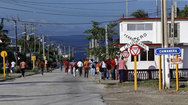 Imagen de archivo de varias personas que llegan al poblado de Caimanera, en cuyos límites se encuentra la Base Naval de EEUU en Guantánamo.