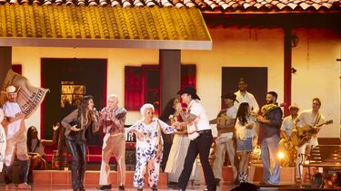 Los abuelitos bailarines conocidos como Ganas Con Canas deslumbraron en Premio Lo Nuestro 2026