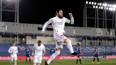 Sergio Ramos, de Real Madrid, celebra un gol en el partido de vuelta de los octavos de final de la Liga de Campeones frente al Atalanta, en el estadio Alfredo di Stefano, en Madrid, el 16 de marzo de 2021