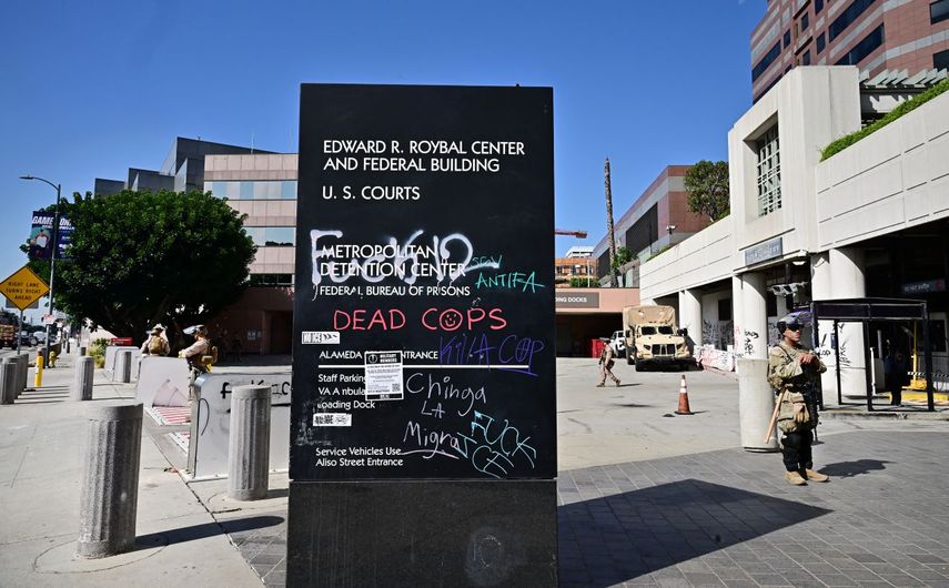 Miembros de la Guardia Nacional de California custodian el Edificio Federal Edward Roybal de los disturbios en la mañana del 17 de junio de 2025 en Los Ángeles, California.
