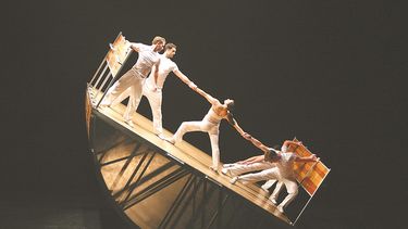 Los bailarines y actores buscan narrar la interacción del hombre en la vida cotidiana mediante sorprendentes movimientos y grandes escenografías (DIAVOLO)