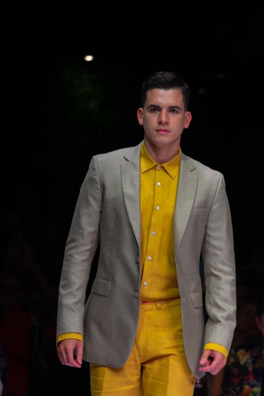 Desfile de la colección masculina Minimalismo chic, del diseñador venezolano Luis Jiménez.