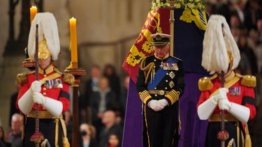 El rey Carlos III de Inglaterra asiste a una vigilia alrededor del ataúd de la reina Isabel II -envuelto con el estandarte real, la corona del Estado Imperial, el orbe y el cetro del Soberano- yaciendo en el catafalco en Westminster Hall, en el Palacio de Westminster en Londres el 16 de septiembre de 2022.