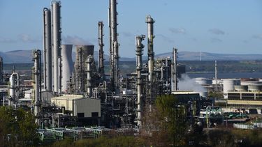 Una refinería de petróleo.