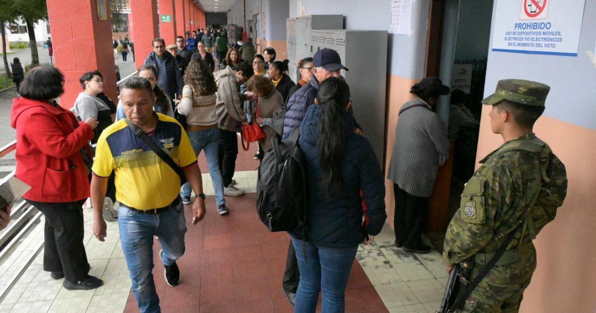 Ecuador cierra votación para decidir sobre el regreso de bases militares extranjeras