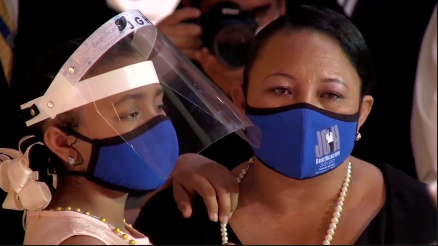 Yaxury y su madre durante la ceremonia.