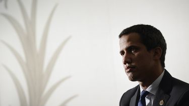 En esta imagen del 16 de diciembre de 2019, el presidente de la Asamblea Nacional de Venezuela y autoproclamado presidente interino del país, Juan Guaidó, habla durante una entrevista con The Associated Press en Caracas, Venezuela. 