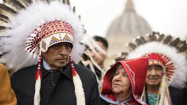 El antiguo jefe de la Asamblea de Primeras Naciones, Phil Fontaine (izquierda), en la Plaza de San Pedro tras una reunión con el papa Francisco, en el Vaticano, el 31 de marzo de 2022.&nbsp;