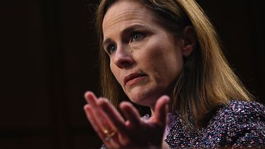 La jueza Amy Coney Barrett, de 48 años, enfrentó casi 20 horas de preguntas de los senadores durante el proceso de confirmación para ocupar la vacante en el Tribunal Supremo.