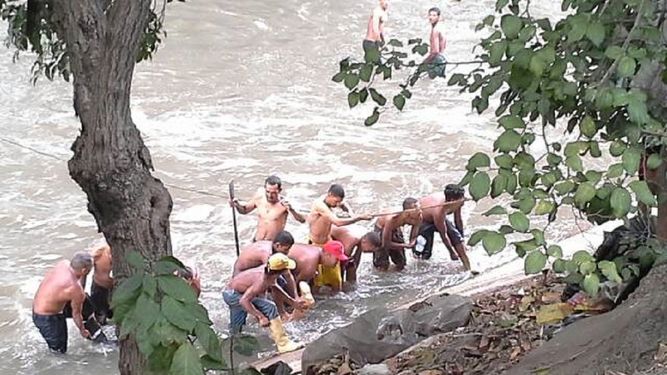 Decenas de venezolanos escarban en las heces buscando alguna pieza de oro para luego venderla en el mercado negro.&nbsp;