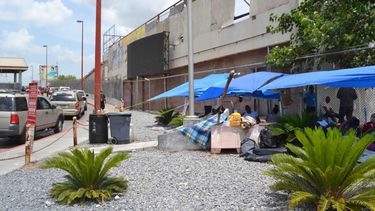 Un grupo de cubanos acampan en la frontera de México y EEUU.