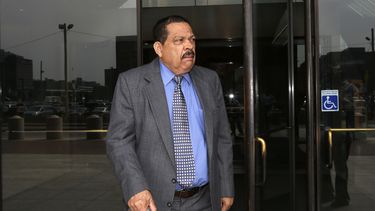 Fotograf&iacute;a de archivo del 22 de agosto de 2013 del excoronel salvadore&ntilde;o Inocente Orlando Montano mientras sale de un tribunal federal en Boston. Un tribunal espa&ntilde;ol conden&oacute; el viernes 11 de septiembre de 2020 al excoronel a m&aacute;s de 133 a&ntilde;os de prisi&oacute;n por la muerte de cinco sacerdotes jesuitas durante la sangrienta guerra civil de El Salvador hace m&aacute;s de tres d&eacute;cadas.&nbsp;