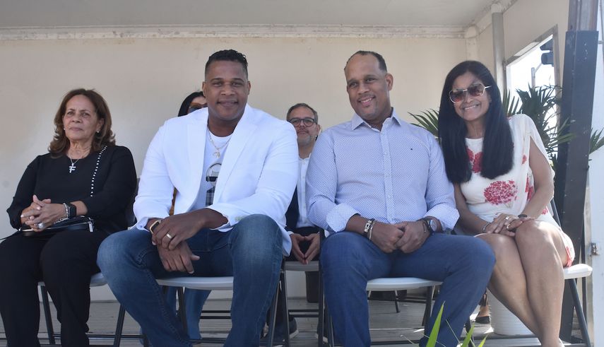 Josefina Ventura, junto a Jandy, Juan José y Euridice Ventura, hijos de Johnny Ventura.&nbsp;