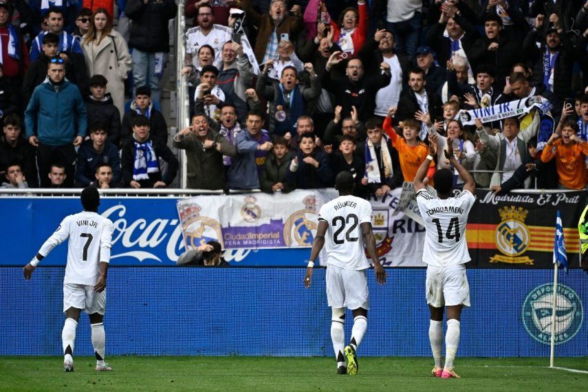 Los jugadores del Real Madrid saludan a la afición tras el partido de la liga española entre el Deportivo Alavés y el Real Madrid CF en el estadio de Mendizorroza en Vitoria el 13 de abril de 2025.&nbsp;