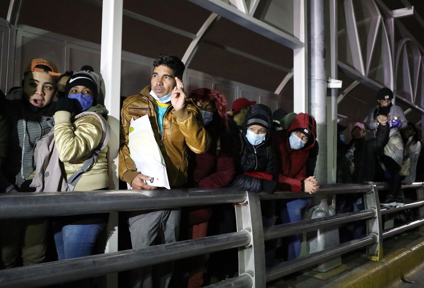 Cubanos solicitantes de asilo bloquean puente entre México y EEUU