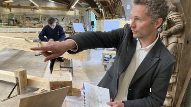 El arquitecto Remi Froment sostiene los planos de la catedral de Notre Dame de París que hizo en 2012 y que se están empleando como base para reconstruir el tejado, el 25 de mayo de 2023, cerca de Angers, en el oeste de Francia.&nbsp;