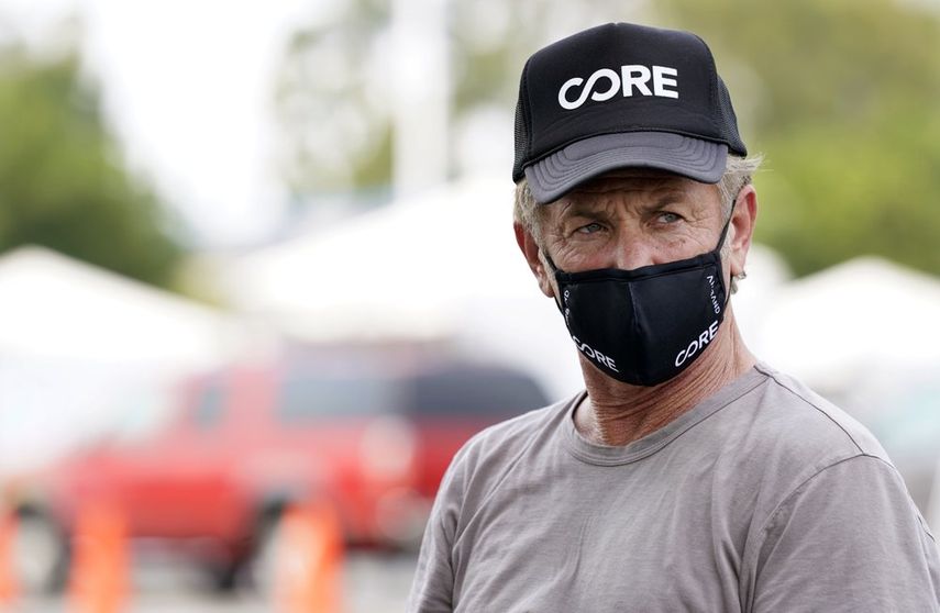 El actor Sean Penn, fundador de Community Organized Relief Effort (CORE), es entrevistado en un centro de pruebas de COVID-19 en el Crenshaw Christian Center, el viernes 21 de agosto de 2020 en Los Angeles.&nbsp;&nbsp;