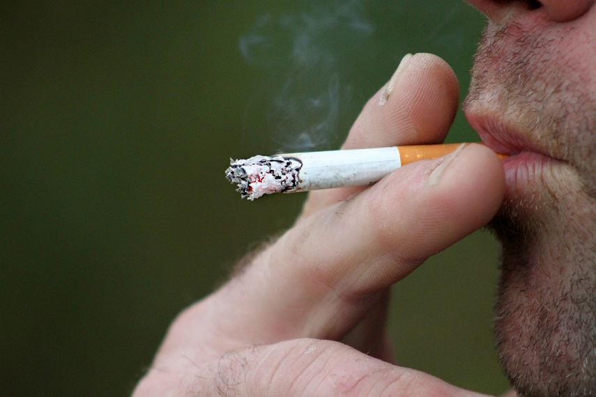 Una persona consumiendo cigarrillo